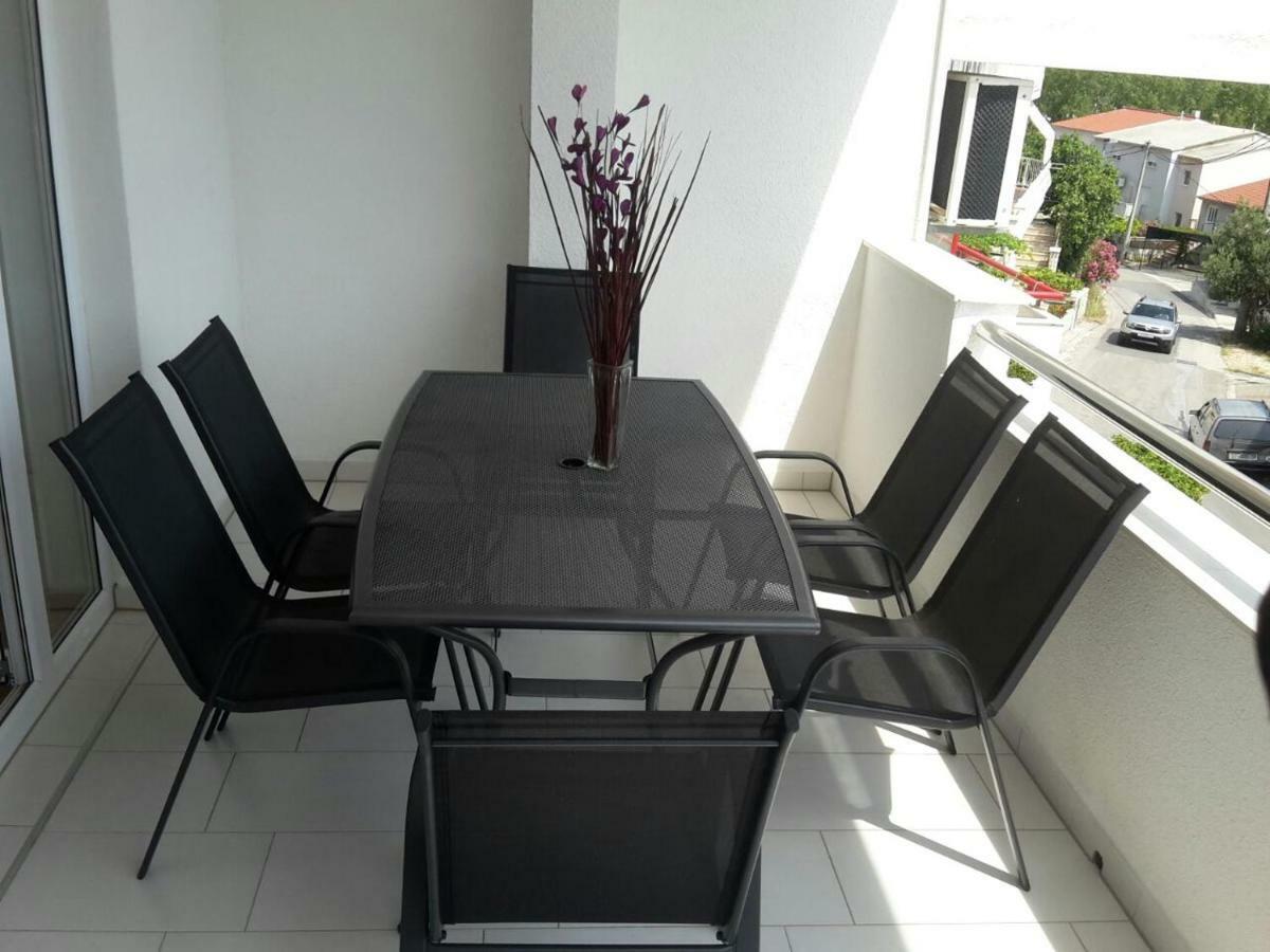 Apartman Mira- Omis Exterior photo