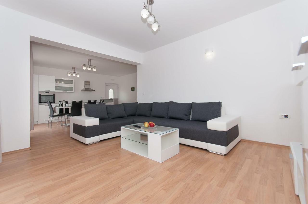 Apartman Mira- Omis Exterior photo