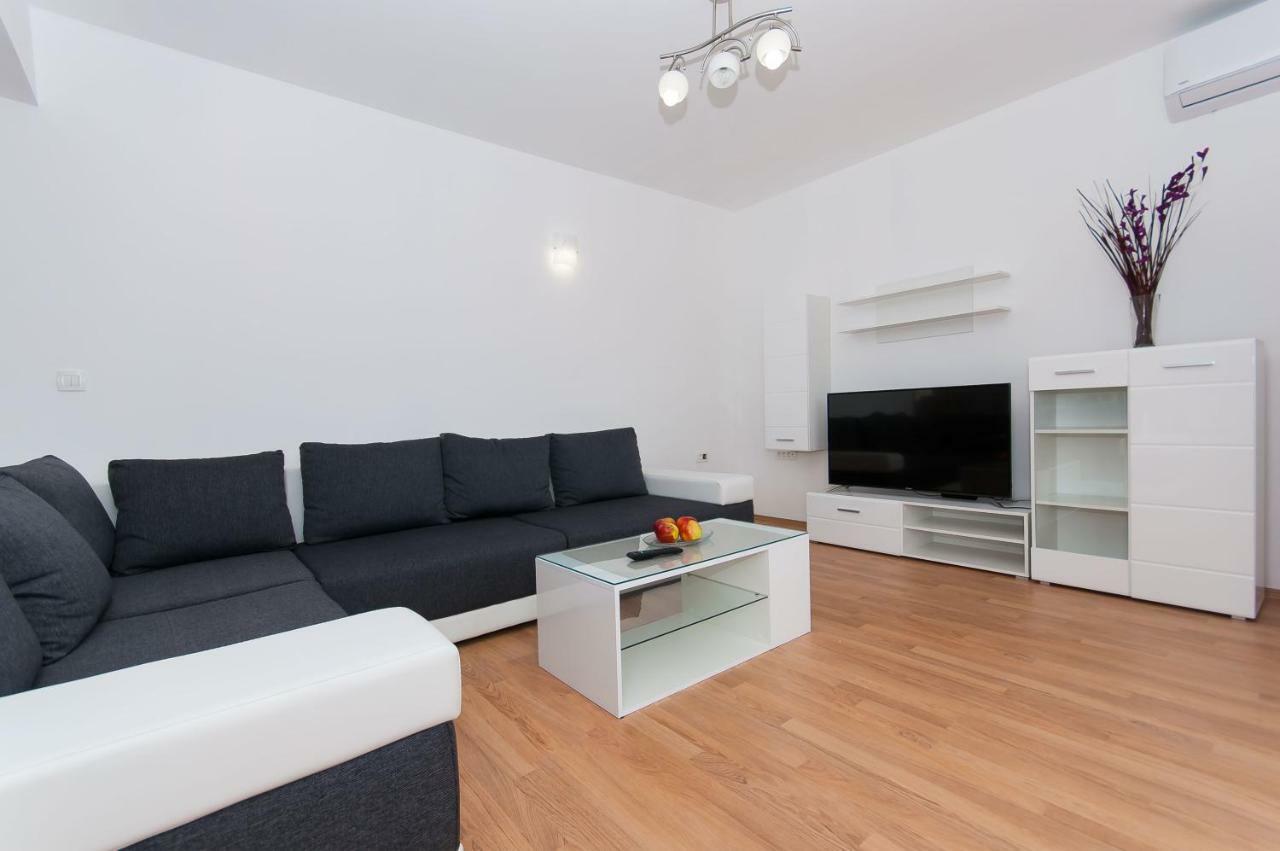 Apartman Mira- Omis Exterior photo