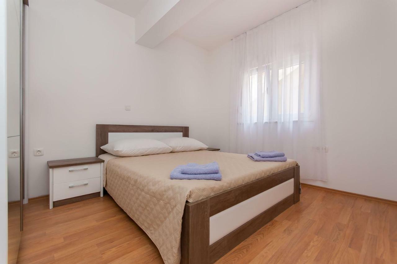 Apartman Mira- Omis Exterior photo